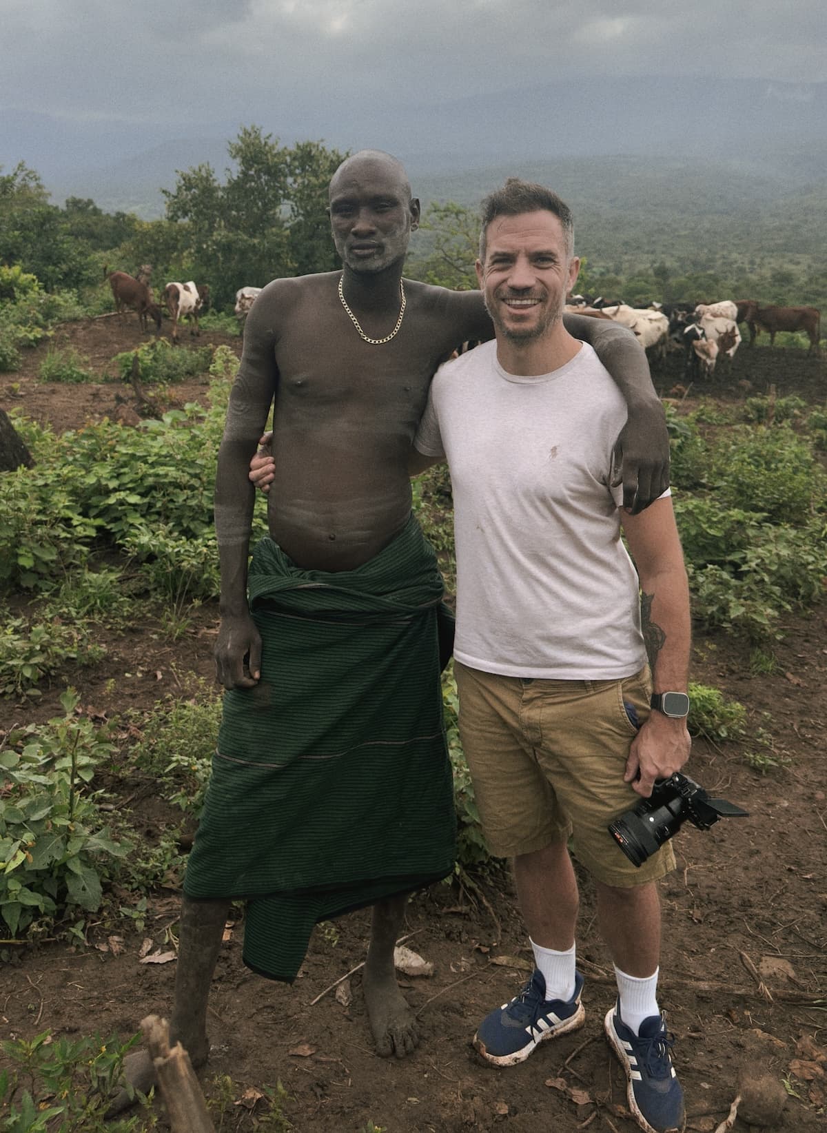 Kevin en immersion avec Kogi, chef du village en terre Suri — Éthiopie
